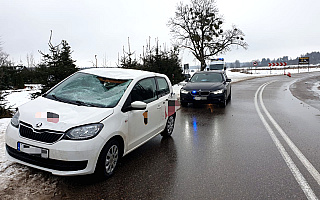 Groźny wypadek w Napiwodzie. Bryła lodu spadła na osobowe auto, kierowca został ranny
